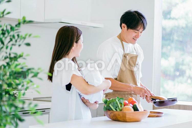家事を手伝う男性とママ 家事,育児,子育ての写真素材