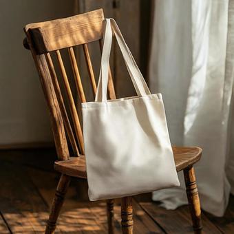 ナチュラル素材のトートバッグと木製椅子 ナチュラル素材のトートバッグと木製椅子の写真