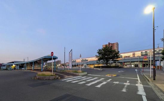 早朝の今治駅 早朝の今治駅 今治市,今治駅,駅前の写真素材