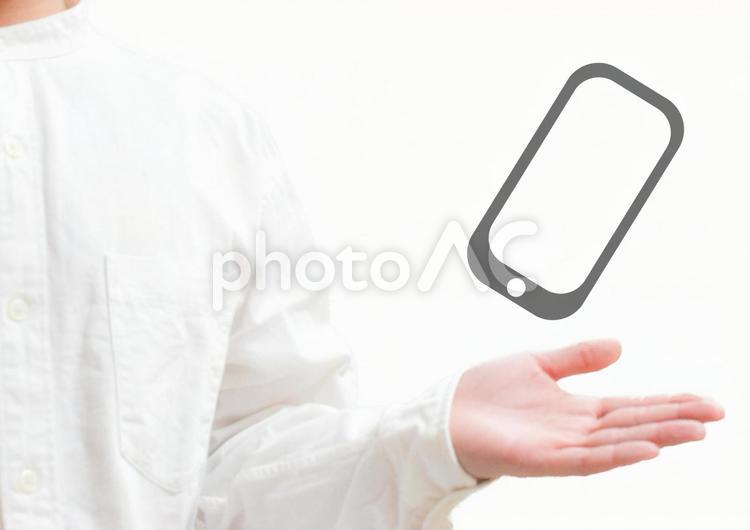 紹介する美容スタッフとスマホ iphone,携帯,スマートフォンの写真素材