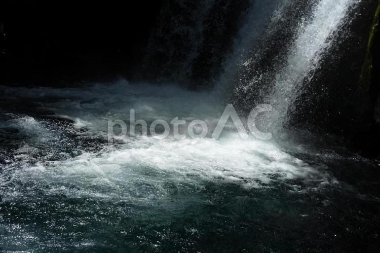 滝の下の澄んだ水と泡 滝,川,流れの写真素材
