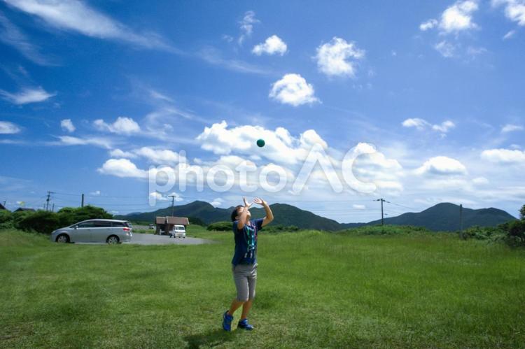 ＜素材＞公園でキャッチボールをする男の子 子供,野球,キャッチボールの写真素材