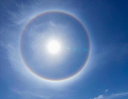 青空に広がる白い雲と爽やかな晴天と空模様 青空に広がる白い雲と爽やかな晴天と空模様の写真
