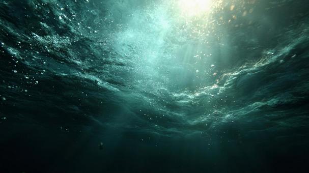 深く青い水中に広がる静寂 深く青い水中に広がる静寂の写真