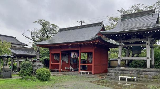 坂東33観音 07番 光明寺 雨天の境内 坂東33観音 07番 光明寺 雨天の境内 光明寺,金目山,仁王門の写真素材