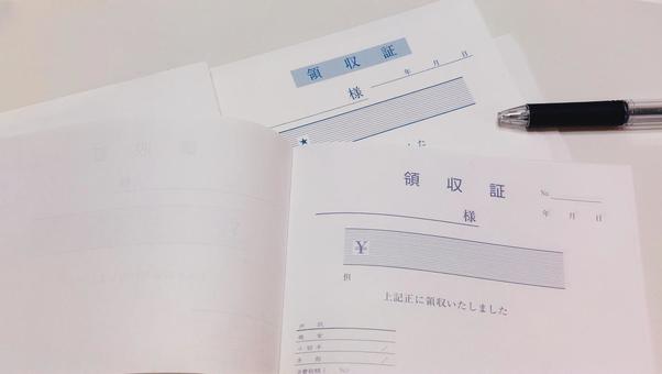 領収証とボールペン 領収証,ボールペン,文房具の写真素材