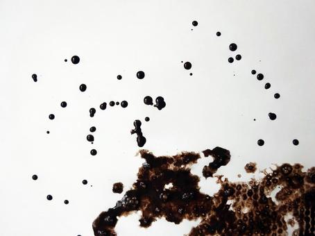 白い紙に垂れた黒っぽいインク 紙,インク,点の写真素材