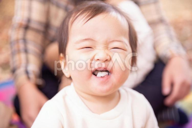 ピクニックでご飯粒をつけた赤ちゃん 赤ちゃん,家族,笑顔の写真素材