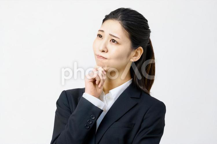 困る　考える女若い性　仕事　スーツ ビジネスウーマン,キャリアウーマン,スーツの写真素材