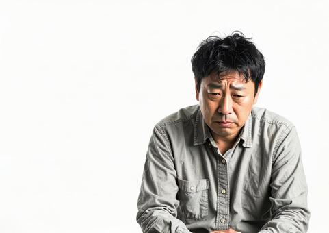 うつむいて悩む中年男性(白背景)01 うつむいて悩む中年男性(白背景)01の写真