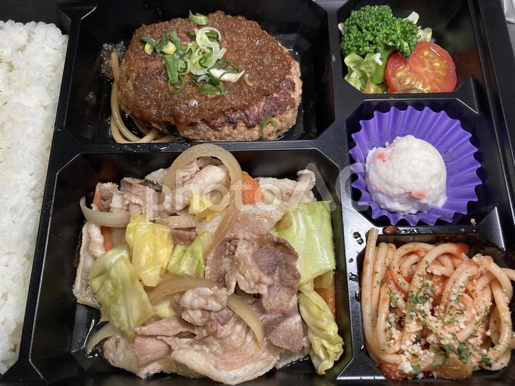 お弁当〜ハンバーグと豚生姜焼き（おかず） お弁当,ハンバーグ,豚肉生姜焼きの写真素材