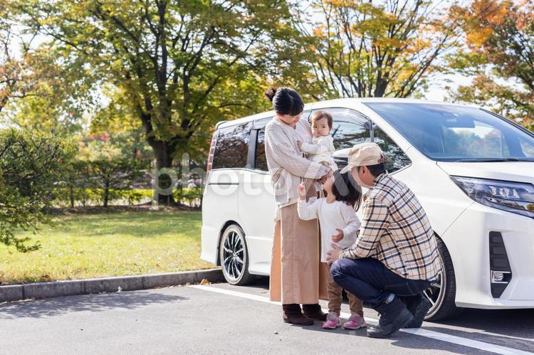 ドライブ・お出かけ・旅行する家族 ドライブ,車,家族旅行の写真素材