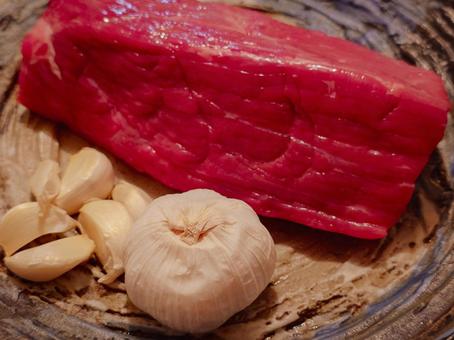 にんにくと牛もも肉 にんにくと牛もも肉 牛肉,にんにく,もも肉の写真素材