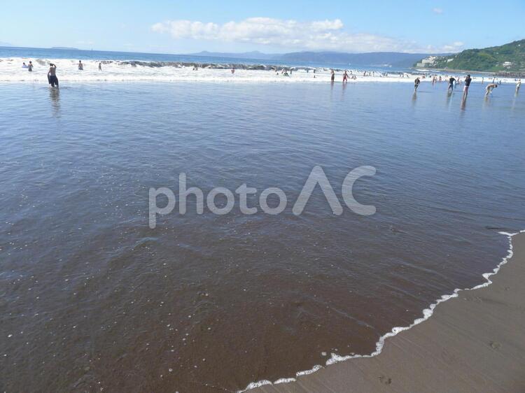 夏のビーチ（手前まで水が来てる）2 砂浜,海水浴,海開きの写真素材