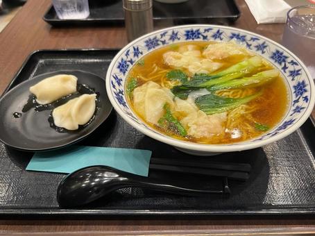 中華定食 エビワンタン麺,ラーメン,麺類の写真素材