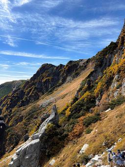 紅葉と山肌の写真