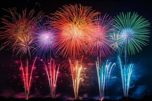 色とりどりの花火が輝く夏の夜 色とりどりの花火が輝く夏の夜の写真