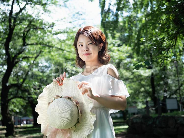 【女性】森の中、ワンピースの女性 ワンピース,白い,白の写真素材