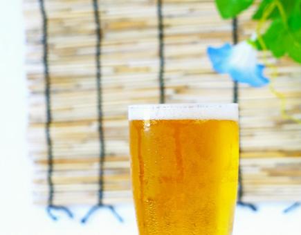 夏、一杯のビール 夏、一杯のビール ビール,すだれ,朝顔の写真素材