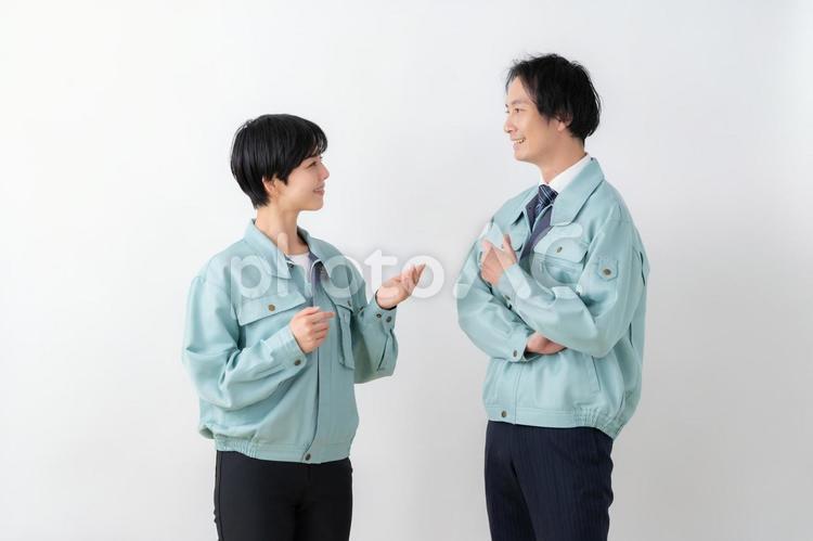 白バックの作業服の男女のビジネスマン 不動産,建築,ビジネスの写真素材