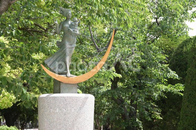 広島平和記念公園内にある母子の平和祈念像 広島平和記念公園,平和祈念像,記念碑の写真素材