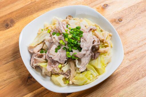 豚こま肉とキャベツのフライパン蒸し 豚こま肉,キャベツ,フライパン蒸しの写真素材