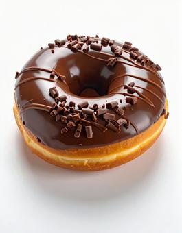 白い背景にチョコドーナツ 白い背景にチョコドーナツの写真