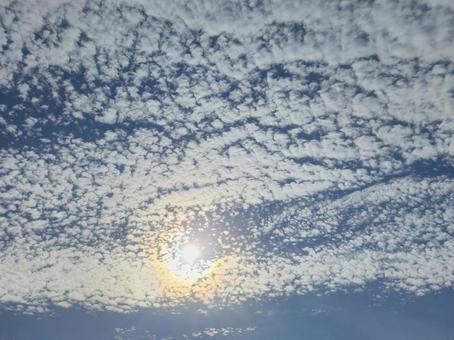雲と太陽 太陽,雲,くもの写真素材
