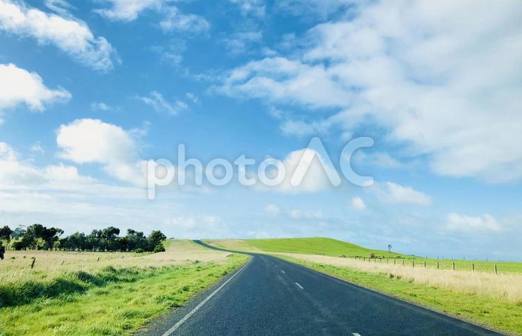 海外の街並み背景素材　まっすぐな道路 道路,海外,町並みの写真素材