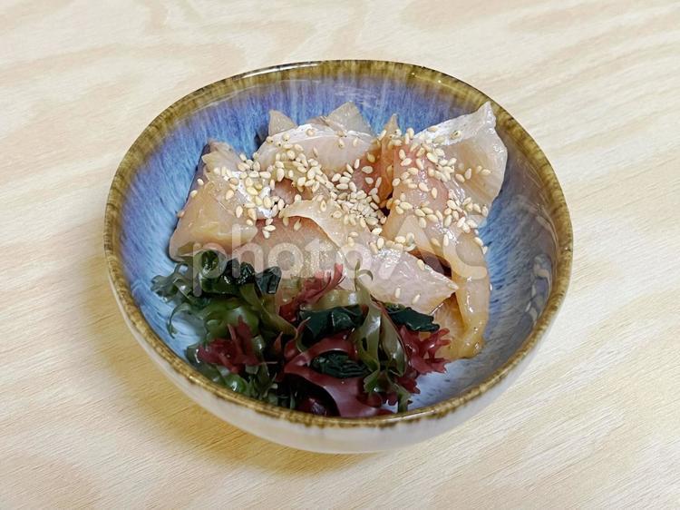 ぶりの漬けと海藻の刺身小鉢 ブリ,鰤,刺身の写真素材