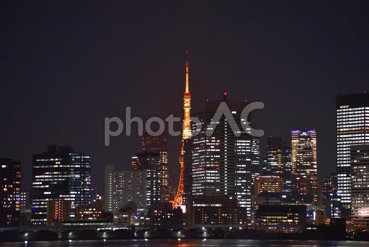 東京タワー　高層ビルから垣間見える東京タワーのある夜景 東京タワー,高層ビル,オフィスビルの写真素材