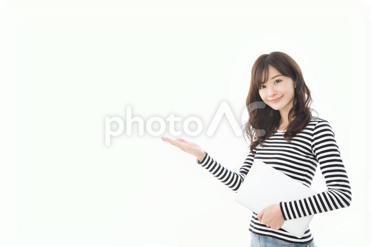女性　ノートパソコン　指差し 女性,ノートパソコン,指差しの写真素材
