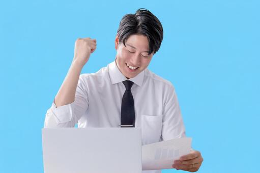 ガッツポーズするビジネスマン 男性,若手,大人の写真素材