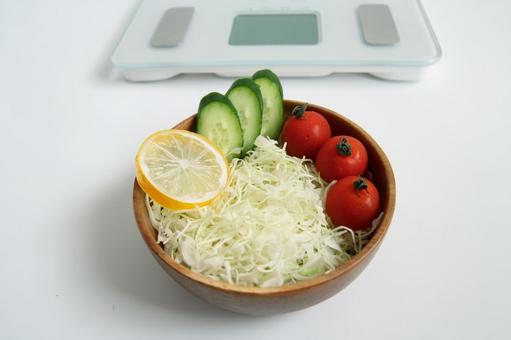 健康的な野菜サラダと体重計 健康的な野菜サラダと体重計 野菜,サラダ,キャベツの写真素材