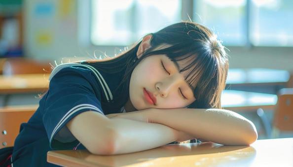 教室で寝る女子高生 教室で寝る女子高生の写真