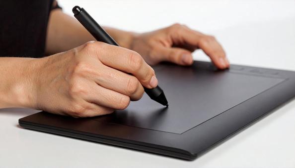ペンタブレットで絵を描く女性の手もと ペンタブレットで絵を描く女性の手もとの写真