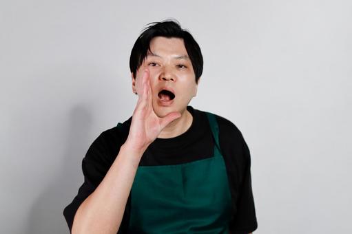 エプロンの男性が呼びかける エプロンの男性が呼びかける 男性,エプロン,呼びかけの写真素材