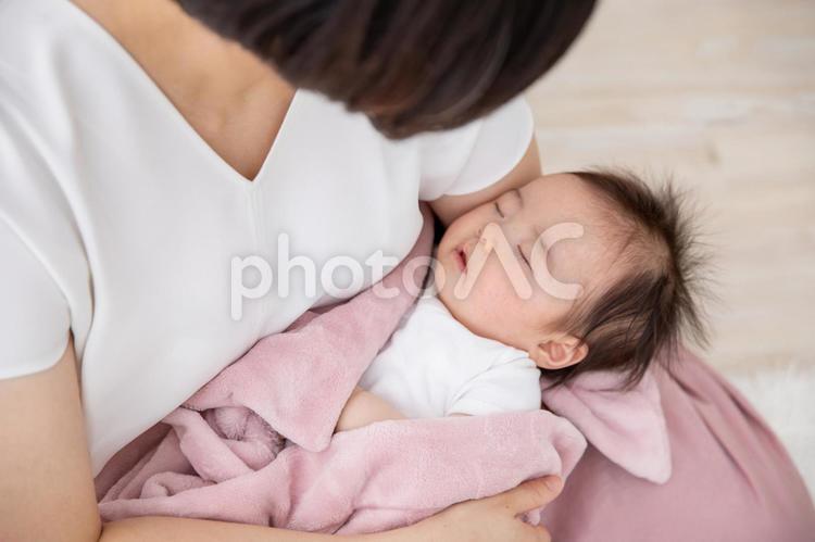 赤ちゃんのイメージ 横抱き,寝かしつけ,赤ちゃんの写真素材