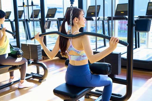 ジムで背中を鍛える女性 フィットネス,エクササイズ,女性の写真素材