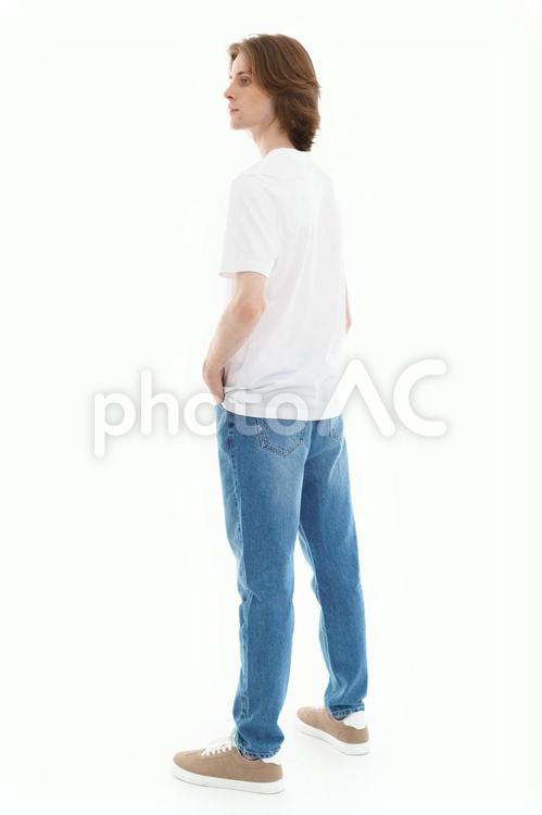 白シャツにジーンズの若い外国人男性の横顔 男性,横顔,ポーズの写真素材