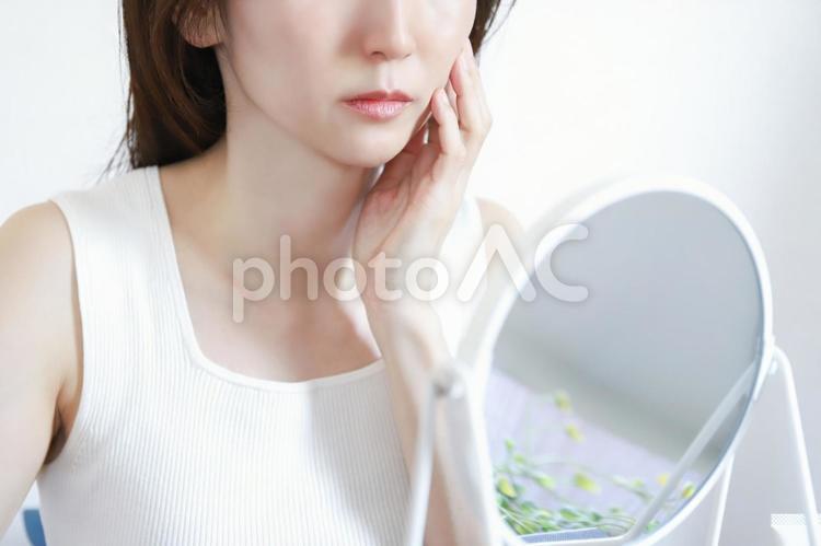 鏡を見る女性　スキンケア 女性,鏡,スキンケアの写真素材
