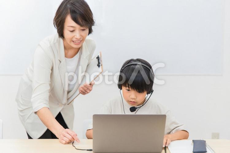 プログラミング教室で勉強する子供と先生 プログラミング,パソコン教室,家庭教師の写真素材