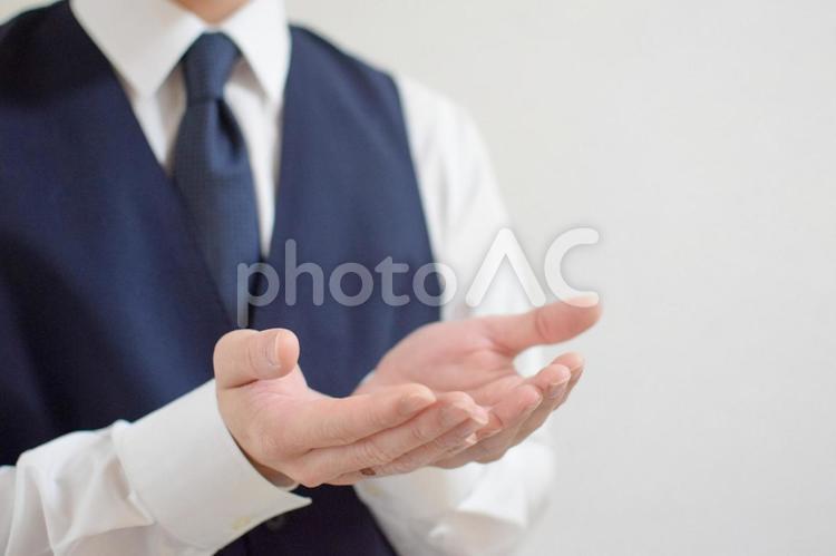 両手を出すビジネスマン③ ビジネスマン,会社員,男性の写真素材
