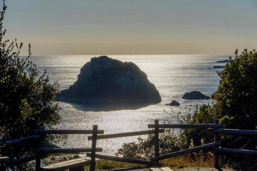 夕陽に照らされる海の岩 夕陽に照らされる海の岩 岩,海,夕陽の写真素材
