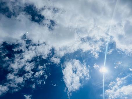 太陽光と雲の美しい青空 太陽光と雲の美しい青空の写真