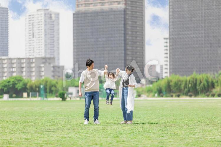手を繋いで屋外を散歩する親子 家族,人物,女性の写真素材