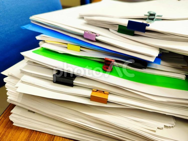 事務　紙書類　山積み　クリップ　会社 ビジネス,オフィス,残業の写真素材