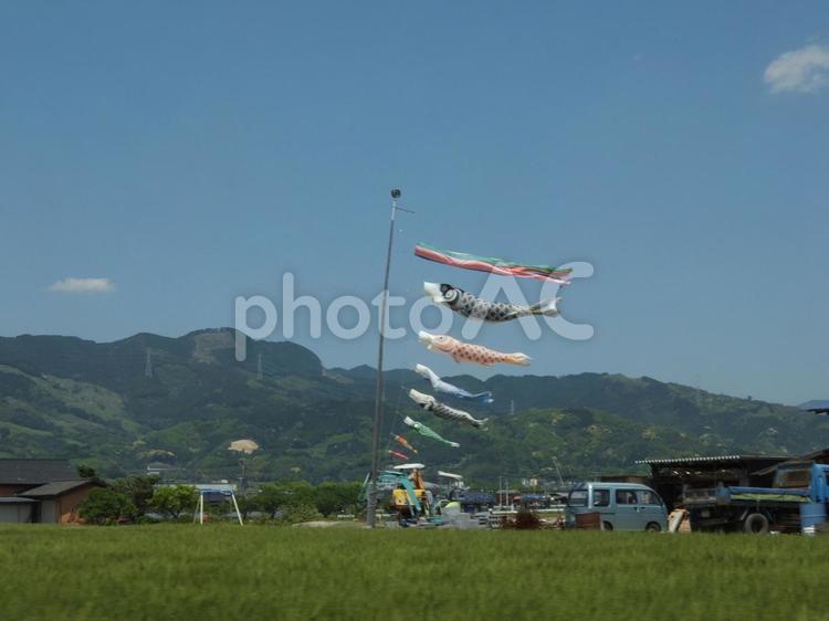 ぽつんと鯉のぼり 空,風景,鯉のぼりの写真素材