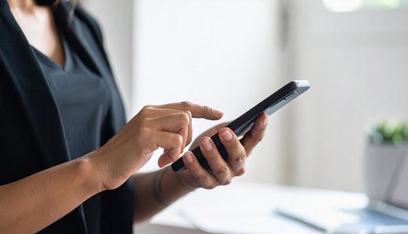 スマートフォンを操作する女性の手元 スマートフォンを操作する女性の手元の写真