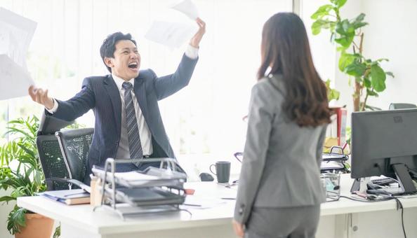 職場のパワハラ現場 :上司の叱責と部下 職場のパワハラ現場 :上司の叱責と部下の写真